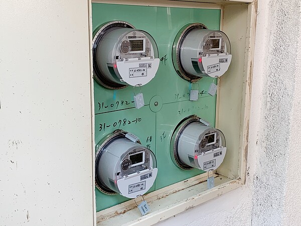 1個月電費暴漲7萬 她找嘸吃電怪獸「台電道歉了」 網友好奇詢問智慧電表與傳統的差別。圖/擷取自台電官網