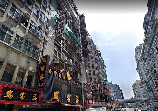 台北市知名狐仙廟位於林森商圈的「雲霄大樓」,實價登錄資訊揭露該大樓在2019年的5樓戶交易,讓賣方獲利125萬元。 雲霄大樓隔壁的「金蓬萊大樓」今年4月的11樓戶交易,也讓賣方賺了83萬元。圖/google map