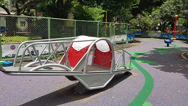 三德公園增設共融式遊具。圖/新北市綠美化環境景觀處提供