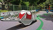 越來越好玩！三重多座公園增設「特色共融遊具」