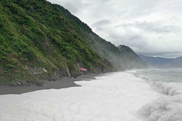 宜蘭沿海出現輕颱「圓規」掀起的外圍環流及長浪,當地人說,只要有長浪,就不應該進去神秘沙灘玩,以免風雨一來,連逃都沒得逃。圖/民眾提供