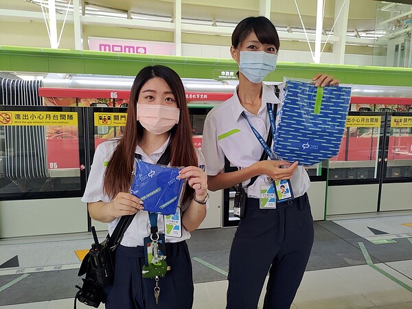 中捷公司重陽節在市政府站舉辦敬老送好禮活動。圖/台中捷運公司提供