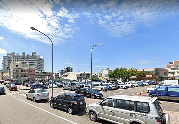 潭子「頭家安居」社宅興辦,當地居民認為基地位置目前是停車場,若蓋社宅恐更壓縮民眾的停車空間。國家住都中心承諾將來社宅興建完成,將打造地下停車場,預估有210個車位可對外供民眾租用。圖/goodle map