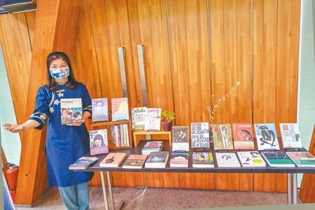 竹縣響應台灣女孩日推出「性別平權」主題書展。(羅浚濱攝)