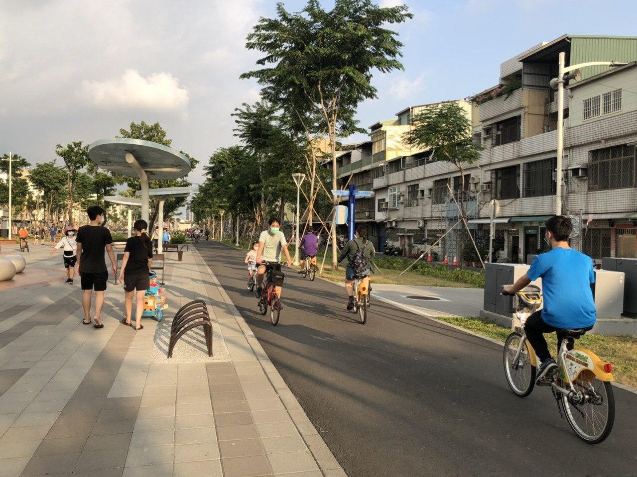 高雄鐵路地下化後,沿線鐵軌轉化為休憩空間,市區多一處15.37公里綠園道,吸引民眾散步、騎單車。記者林巧璉/攝影
