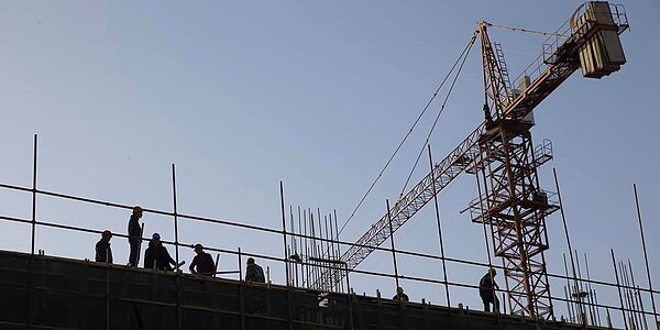 近期有越來越多的中資地產商出現流動性緊張的跡象，為避免債務實質違約，各出奇招。圖／中新社