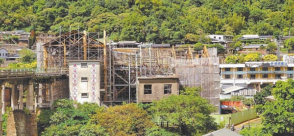 瑞三煤礦選煤場遺跡修復進行到屋架大樑組裝及屋頂板施作,預計2022年7月完工、9月開放,三層樓展覽場館將採一次性對外開放,不會分層啟用。(新北市觀旅局提供/陳慰慈新北傳真)