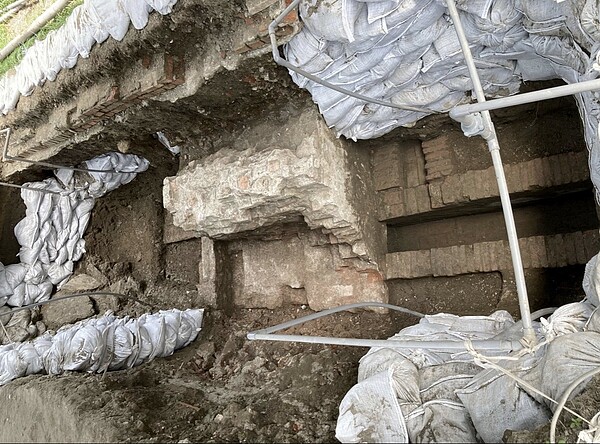 台南市為迎接台灣建城400年,進行一系列考古挖掘,圖為首次出土熱蘭遮城排水系統。圖/文資處提供
