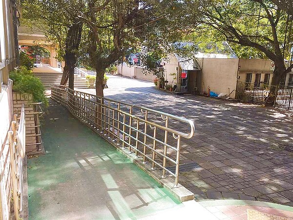 芝山國小忠孝樓3樓的4間教室,被徵召作為長者的日間照護中心,北市議員汪志冰卻接獲家長陳請反對,北市府未善盡溝通,就強行把日照中心放入學校,根本先斬後奏、太鴨霸。(北市社會局提供/游念育台北傳真)