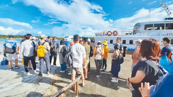 遊客在台南將軍港搭船到澎湖七美、南方四島。（馬沙溝觀光休閒協會提供／張毓翎台南傳真）