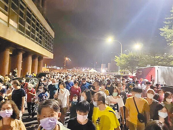 高雄國慶焰火逾15萬散場人潮湧入捷運、輕軌,萬頭鑽動畫面,讓民眾驚嘆:還是留在家比較好。(翻攝自臉書「八卦村-行車紀錄器影片上傳中心」/石秀華高雄傳真)