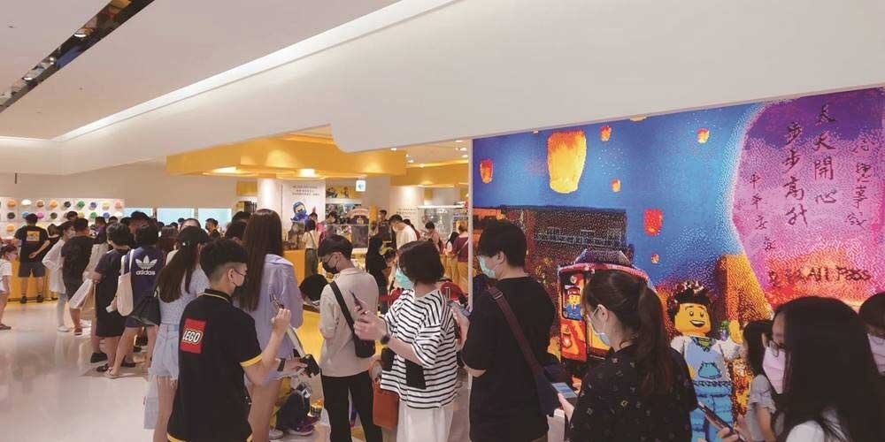 遠百雙十連假人潮回籠，五倍券助攻讓3C家電業績增長迅速。圖／遠百提供