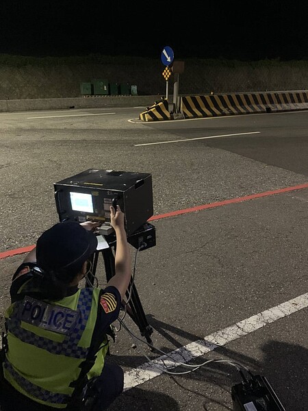 金山警分局國慶日連假期間，在淡金、陽金公路等車聚熱點設站稽查及實施機動測速照相。記者邱瑞杰／翻攝