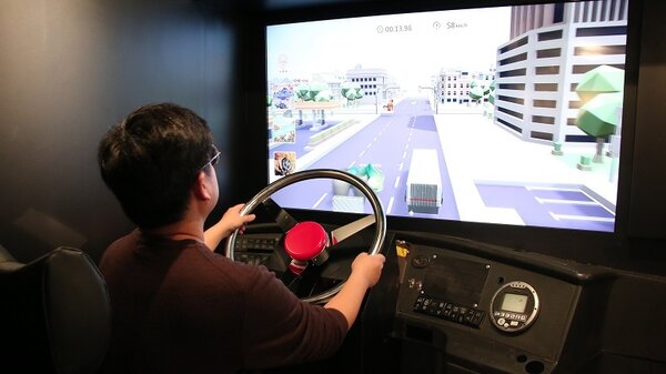 在ARTGOGO數位號內，將駕駛座區改造成互動體驗遊戲，以打開藝術感官為主題。圖／新北市文化局提供