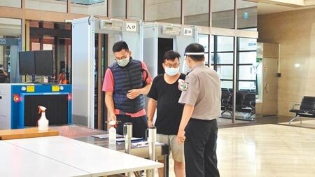 桃園市龜山區1間砂石廠12日凌晨發生側牆倒塌意外，戴姓計程車司機慘死。34歲劉姓廠長（中）、27歲魏姓機械操作員（左）到檢方偵訊。（賴佑維攝）