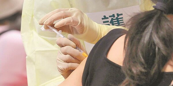 衛長陳時中12日於立法院備詢時表示,希望10月底達成第一劑覆蓋率七成、第二劑三成,年底拚第二劑覆蓋率達六成。示意圖/中時電子報資料照片