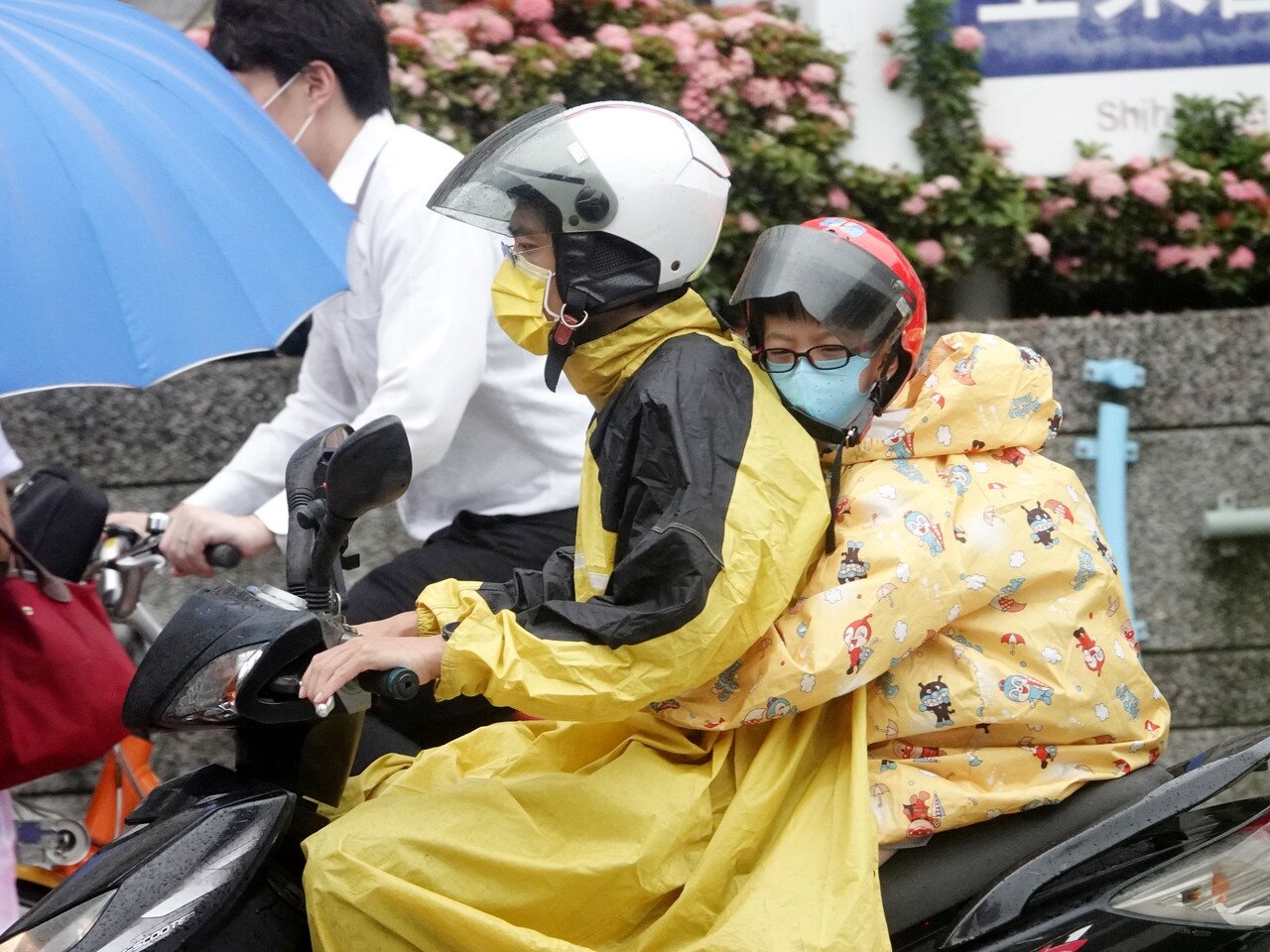 圓規颱風昨天遠離,外圍環流仍為台北市帶來陣陣風雨,國小學生冒著風雨上課。記者邱德祥/攝影