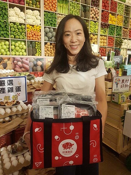 今天開始,一連四周的周三,各抽出第一階段22萬張888農遊券,總共88萬份;另外,消費滿千元,還可抽農委會加碼禮,包括雞蛋、白米、羊奶、蔬果箱一年份等等。記者彭宣雅/攝影