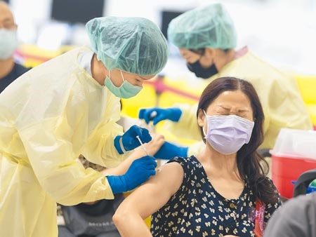 衛福部長陳時中昨表示，預計在10月底我國第1劑疫苗覆蓋率可達到7成。圖為昨日民眾在花博爭豔館接種疫苗。（杜宜諳攝）