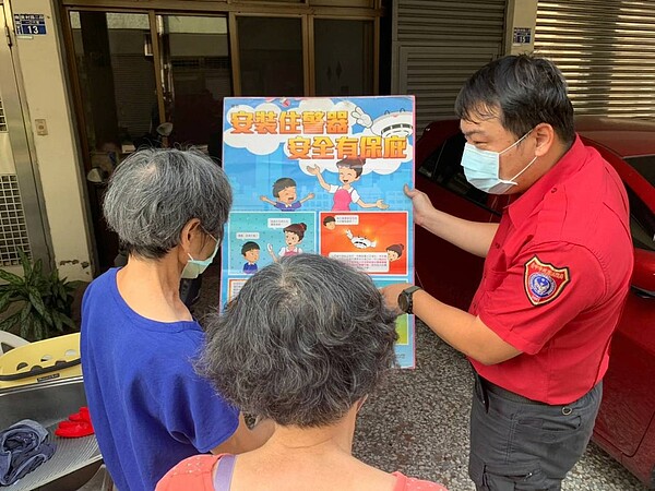 台中市南區美村路1日深夜發生住宅大火，造成1死8傷，台中市消防局勤工分隊隔天便向附近加強宣導火災住警器的重要性。圖／台中市消防局勤工分隊提供