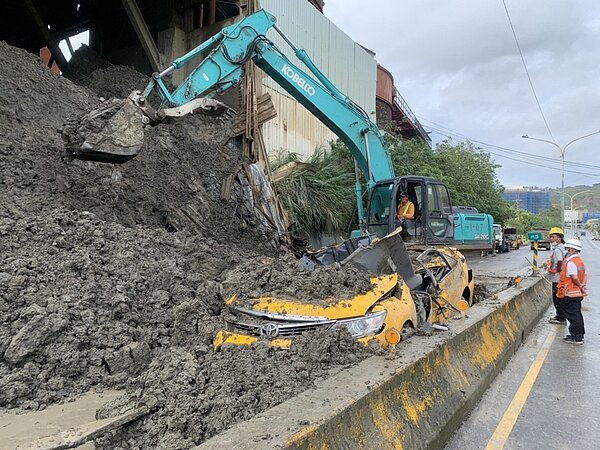 承恩砂石場擋土牆崩塌，造成戴姓計程車司機行經遭活埋死亡。圖／警方提供
