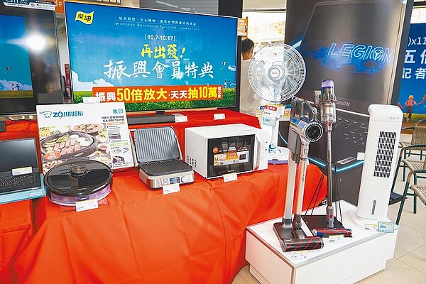 燦坤推出Dyson吸塵器72折、再送8500元配件;SHARP 4K聯網電視享爆品價再贈7000元好禮。(燦坤提供)