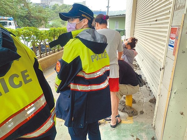 桃園市龜山區1間砂石場側牆倒塌,戴姓計程車司機慘遭活埋死亡,家屬蹲地痛哭。(翻攝照片/賴佑維桃園傳真)