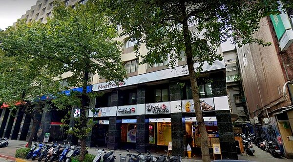 知名台式甜品品牌鮮芋仙12日宣布要收掉北市忠孝旗艦店。圖/截自Google Maps