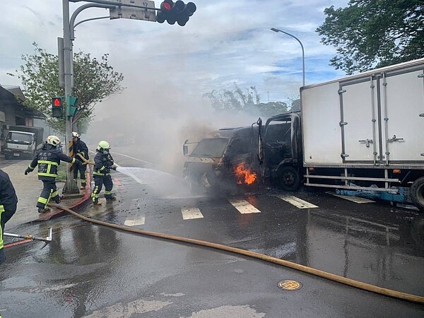 兩車相撞後車頭起火燃燒,所幸兩保全僅輕傷送醫。記者柯毓庭/翻攝