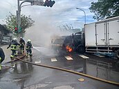 運鈔車載3千萬現金出車禍起火　兩保全驚險逃生輕傷