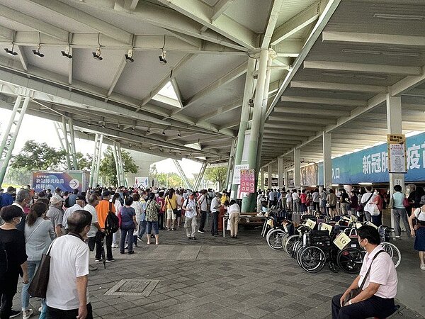 花博接種站13日早湧入大批長者在雨中等待接種,北市已加派人力進行現場維護、引導。圖/北市聯醫提供
