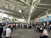 長者冒雨打疫苗　北市急加派人手、14線全開