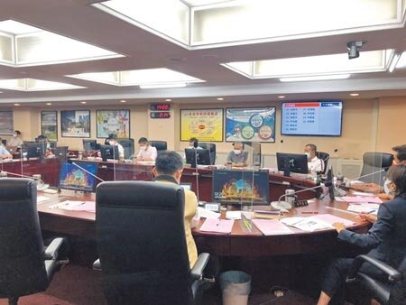 台北市議會財建委員會13日審議熊好券墊付案,終於通過。(楊亞璇攝)