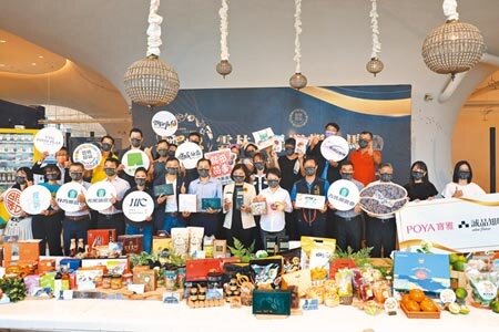 台中市長盧秀燕、雲林縣長張麗善兩名女性首長13日化身農產品代言人,共同為農民拚經濟。(盧金足攝)