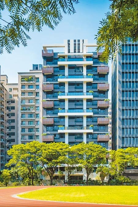 位於高雄農16的城揚「J MODERN」新成屋大樓,在今年8月開賣迄今,已售出81%,每坪成交均價約40萬元。圖∕顏瑞田