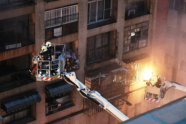 高雄市鹽埕區府北路「城中城」大樓起火燃燒,火勢延燒3小時。圖/記者劉學聖攝影