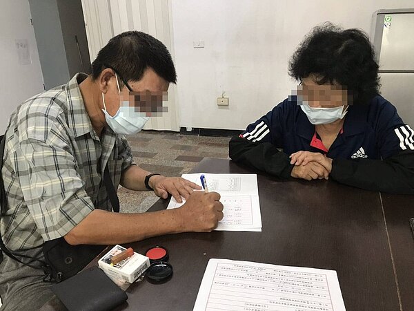 苗栗縣政府社會處社工媒合,最近成功幫張姓街友(左)找到租屋簽約。圖/苗栗縣政府提供