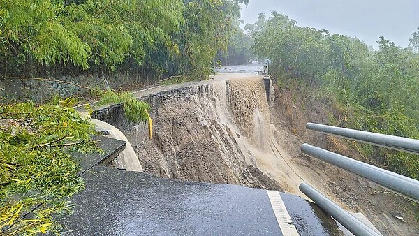 圓規颱風外圍環流挾帶超大豪雨，花64線瑞港公路路面遭雨水大量沖刷，路基幾乎塌陷。圖／民眾提供
