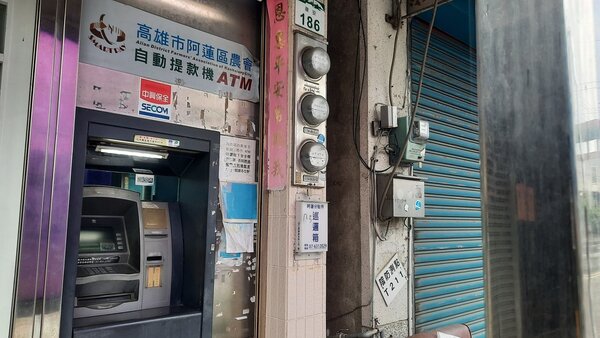 高雄市阿蓮區有間藏在民宅內的ATM，網友發現後分享在「路上觀察學院」臉書社團引起熱議。記者陳玫伶／攝影 