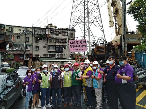 台電今天拆除在板橋變電所最後1座電塔,未來騰出2.1公頃空間將作為商業、公園等設施使用。記者張哲郢/攝影