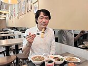 相信疫情總會過　「周氏蝦捲」台中開街邊店