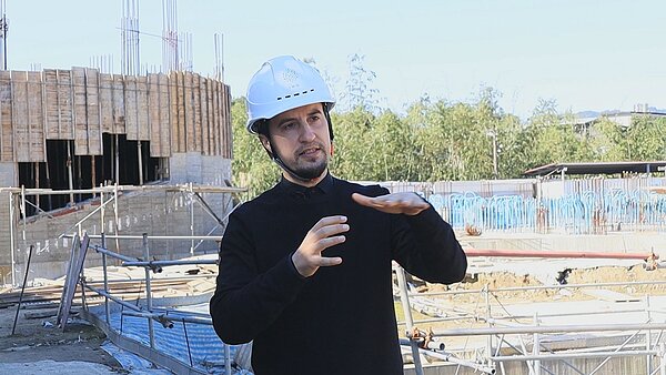 西班牙建築師伊萊恩再度參與工務局代辦工程,這次擔任中央氣象局臺北氣象站(板橋站區)建築師,幾年前他設計的林口下福市民活動中心,已經成為臉書、IG打卡熱門景點。本來只想短暫來台灣學風水的伊萊恩因為八八風災而留下來,一待就是20多年,他已愛上台灣這個土地。