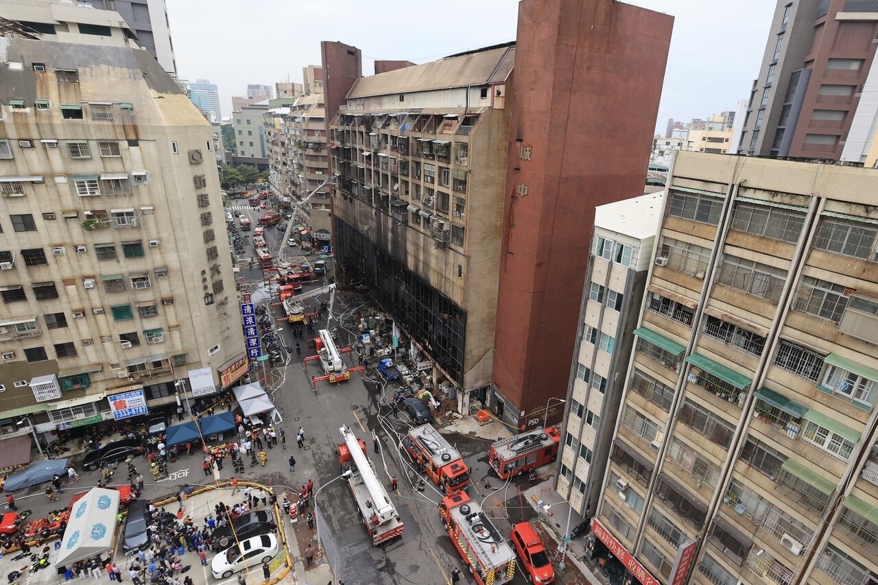 高雄市鹽埕區城中城大樓火警,目前消防局搜救已告一個段落。本次火警共造成41人受傷,46人死亡。 記者林伯東/攝影