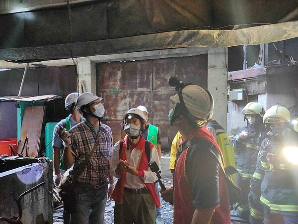高雄市建築師公會、土木技師公會及結構技師公會,14日赴現場勘查,並無立即傾倒的危險。記者王昭月/翻攝