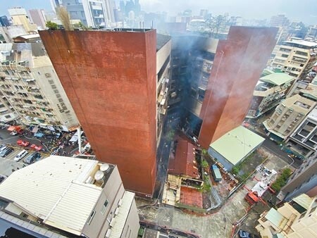 高雄城中城大樓14日凌晨發生大火，造成嚴重死傷，燒出都市危老建築一連串公共安全問題。（袁庭堯攝）