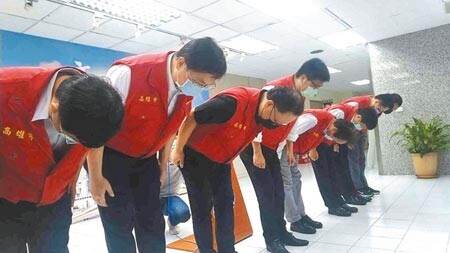 針對城中城惡火,高雄市長陳其邁(左四)14日晚間兩度90度鞠躬致歉,強調「不會迴避責任」。(柯宗緯攝)