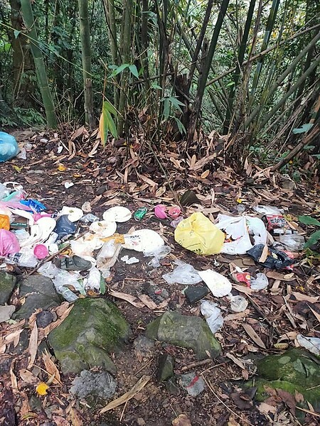 苗栗縣南庄鄉鹿場部落苦花潭風景秀麗，國慶連假遊客卻留下大批垃圾。圖／楊文昌提供