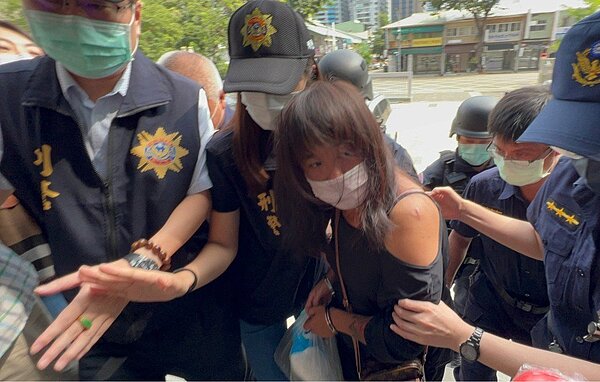 城中城大火的關鍵嫌疑人黃姓婦人，今天被檢方傳喚複訊。記者張議晨／攝影
