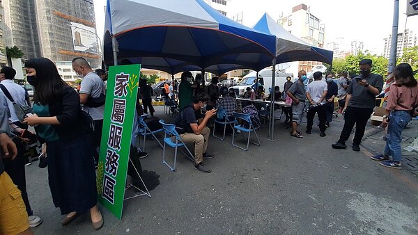 高雄市鹽埕區城中城大火帶走46條人命，高雄市社會局、鹽埕區公所及鹽埕分局現場設立家屬服務區。記者陳玫伶／攝影