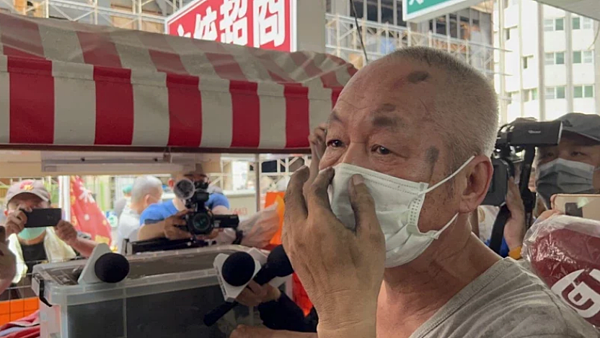 呂姓男子成功回到8樓住處,在警方幫助下將貴重物品帶下樓,他回憶住戶間的直性子,反駁大家都好人「城中城哪是鬼樓?」。圖/記者張議晨攝影